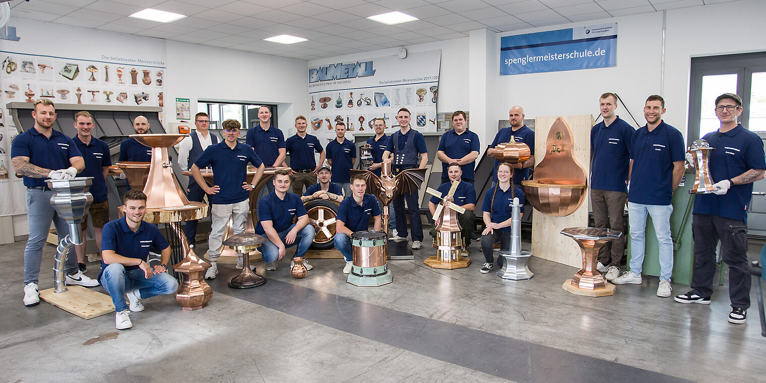 Spenglermeisterkurs Würzburg 2024-2025 Gruppenfoto Spenglermeisterkurs 2024-2025 in der Spenglermeisterschule Würzburg